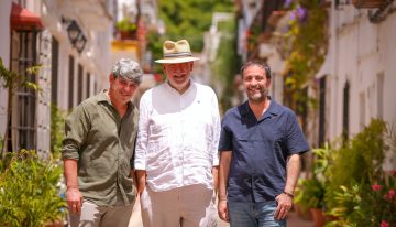 Carmen Mola vuelve con 'Los huérfanos': «Nosotros también somos una especie de hermanos. Y siempre hay a quien le toca ser el loco del grupo. Probablemente sea el más simpático de los tres»