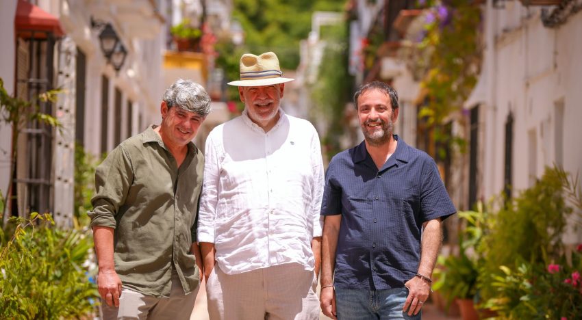 Carmen Mola vuelve con 'Los huérfanos': «Nosotros también somos una especie de hermanos. Y siempre hay a quien le toca ser el loco del grupo. Probablemente sea el más simpático de los tres»