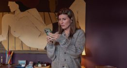 Sharon Horgan rompe los tabúes de la menopausia en su serie de comedia 'Youth': «Deberíamos hacernos mayores como nos dé la gana, pero eso no impide que te acompleje tu cuello»