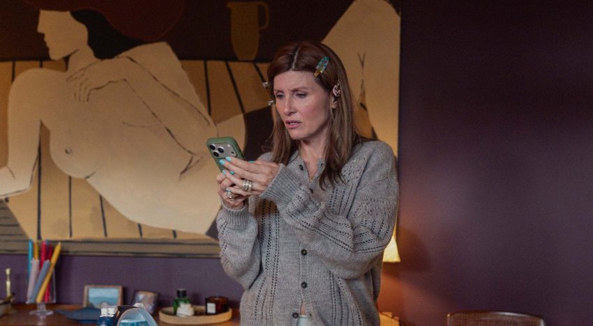 Sharon Horgan rompe los tabúes de la menopausia en su serie de comedia 'Youth': «Deberíamos hacernos mayores como nos dé la gana, pero eso no impide que te acompleje tu cuello»