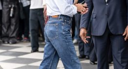 Visto en lo nuevo de Mango y entre las mejor vestidas de la semana de la moda: los vaqueros pitillo ya no se llevan con deportivas sino con tacones