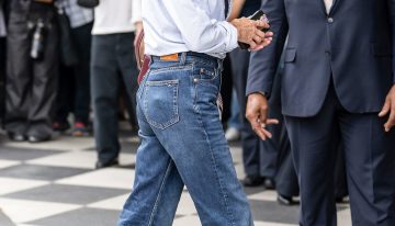 Visto en lo nuevo de Mango y entre las mejor vestidas de la semana de la moda: los vaqueros pitillo ya no se llevan con deportivas sino con tacones