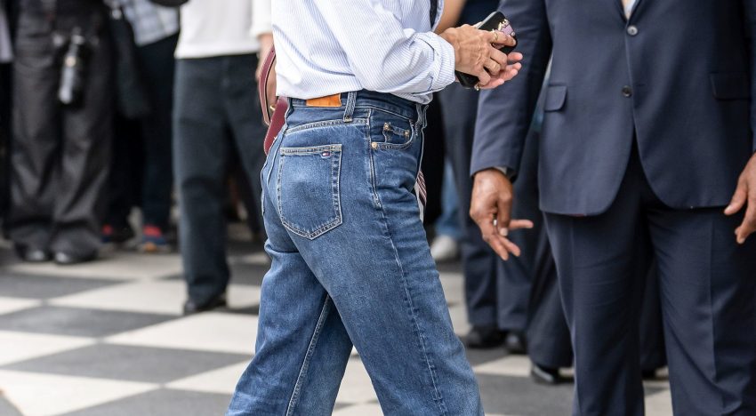 Visto en lo nuevo de Mango y entre las mejor vestidas de la semana de la moda: los vaqueros pitillo ya no se llevan con deportivas sino con tacones