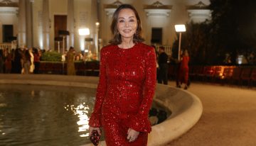 Isabel Preysler impactó ayer en el desfile de Redondo Brand con el vestido rojo de lentejuelas y estampado de leopardo por el que suspirarán todas las invitadas este otoño