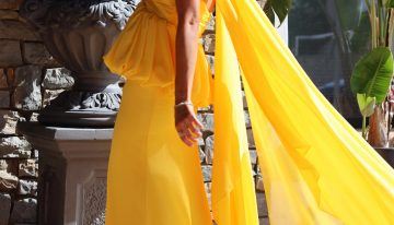 La invitada más original y elegante de la boda de Anna Padilla deja claro que el vestido peplum con fular es una opción a considerar seriamente