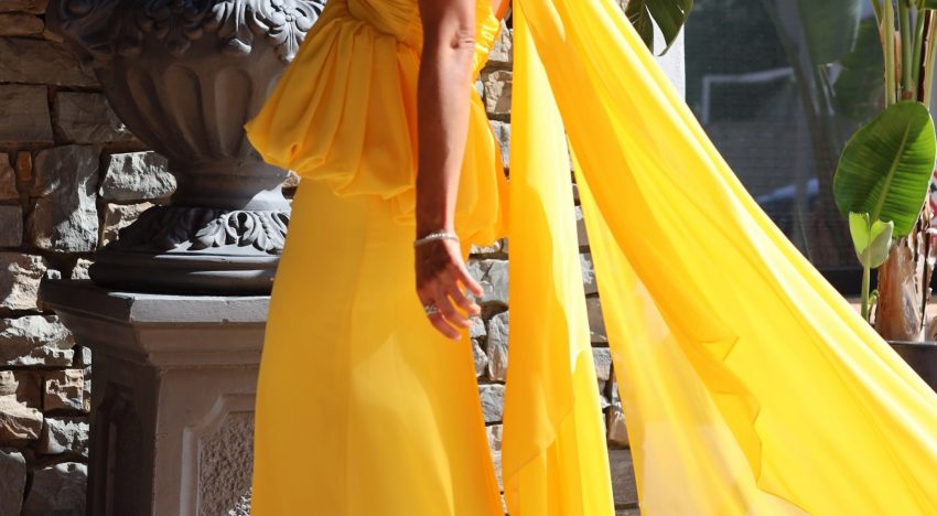 La invitada más original y elegante de la boda de Anna Padilla deja claro que el vestido peplum con fular es una opción a considerar seriamente