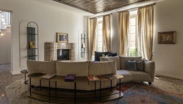 Este palazzo italiano del siglo XIX se ha convertido en 8 semanas en una vivienda familiar contemporáneo donde conviven techos artesonados y mobiliario a medida