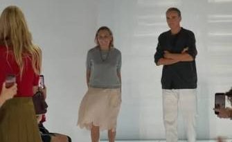 Miuccia Prada repite su combinación infalible y estrena falda al acabar su desfile primavera-verano 2027