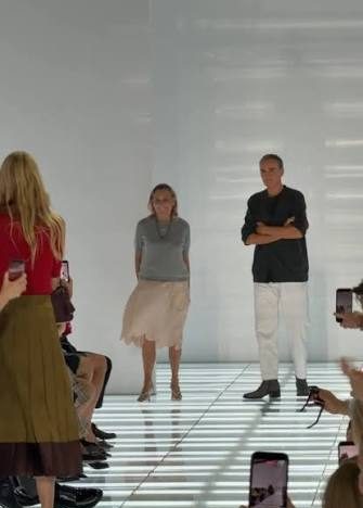 Miuccia Prada repite su combinación infalible y estrena falda al acabar su desfile primavera-verano 2027