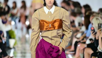 Solo Prada sabe cómo ponerte la falda en todas sus versiones, en cualquier circunstancia y sea cual sea tu estilo: así ha sido el desfile más esperado de Milán para la próxima primavera