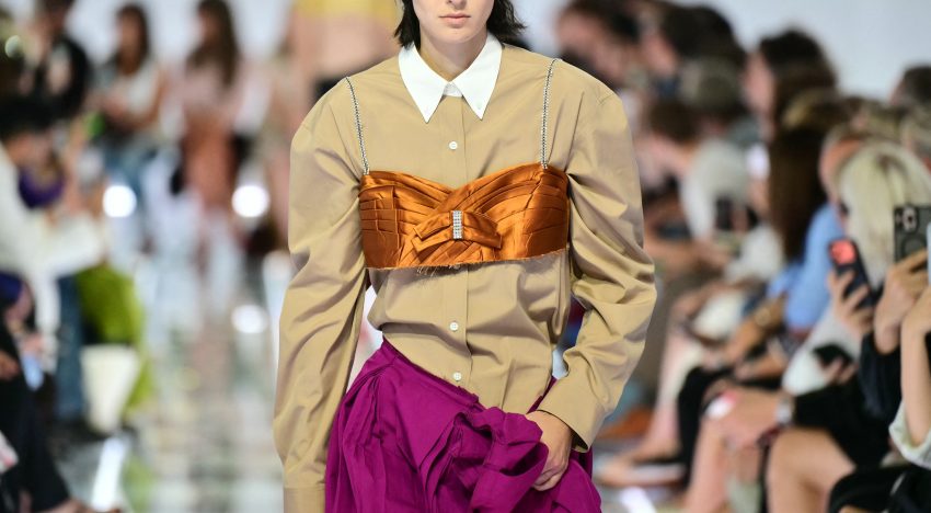 Solo Prada sabe cómo ponerte la falda en todas sus versiones, en cualquier circunstancia y sea cual sea tu estilo: así ha sido el desfile más esperado de Milán para la próxima primavera