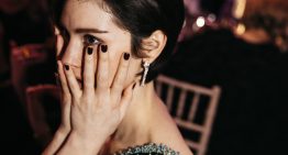 He hablado con la manicurista más 'cool' de Madrid y me ha dicho que este color (oscuro) es el que más están pidiendo las madrileñas ahora mismo