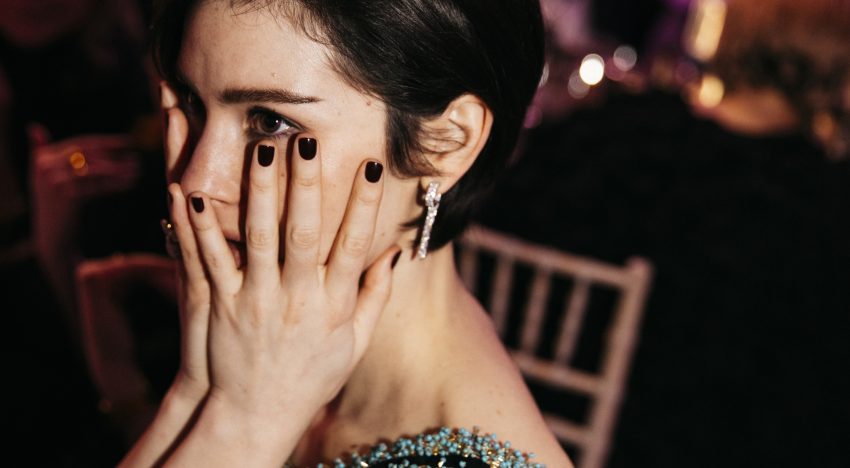 He hablado con la manicurista más 'cool' de Madrid y me ha dicho que este color (oscuro) es el que más están pidiendo las madrileñas ahora mismo