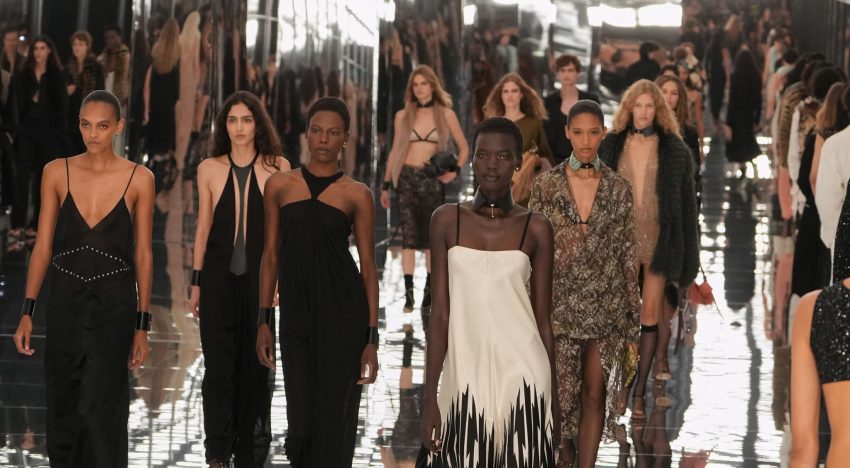 ¿Qué tiene que ver Raffaella Carrà con un poema de E. E. Cummings y la colección primavera-verano 2027 de Fendi? Maria Grazia Chiuri lo explica