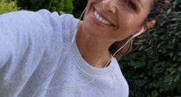 Nuria Roca (54 años): «Me he comprometido a hacer una sesión de pilates mínimo, una de fuerza (en casa o en el gimnasio), salir a andar una o dos veces y darle a la pala un día a la semana»