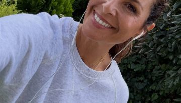 Nuria Roca (54 años): «Me he comprometido a hacer una sesión de pilates mínimo, una de fuerza (en casa o en el gimnasio), salir a andar una o dos veces y darle a la pala un día a la semana»