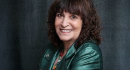 Rosa Montero (75 años), escritora: «Creemos que hemos cambiado, pero a veces solo sustituimos el comedor del colegio por el de la oficina. Mismos grupos, jerarquías, miedo a quedar fuera…»