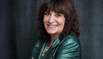Rosa Montero (75 años), escritora: «Creemos que hemos cambiado, pero a veces solo sustituimos el comedor del colegio por el de la oficina. Mismos grupos, jerarquías, miedo a quedar fuera…»