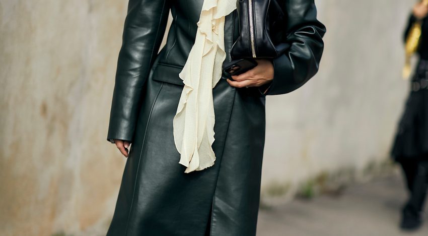 De la más romántica a la más formal pasando por la más tendencia (la oriental, claro), 10 blusas de otoño que elevan cualquier look con vaqueros o faldas midi
