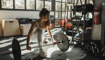 Vikika Costa, entrenadora: «Puedes ganar mucha fuerza entrenando con tu cuerpo, pero, cuando el objetivo es desarrollar fuerza máxima, las pesas suelen facilitar el trabajo»