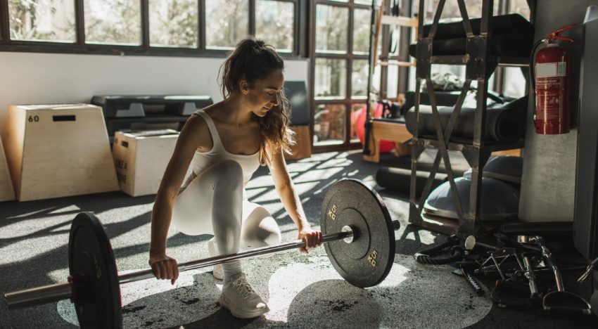 Vikika Costa, entrenadora: «Puedes ganar mucha fuerza entrenando con tu cuerpo, pero, cuando el objetivo es desarrollar fuerza máxima, las pesas suelen facilitar el trabajo»