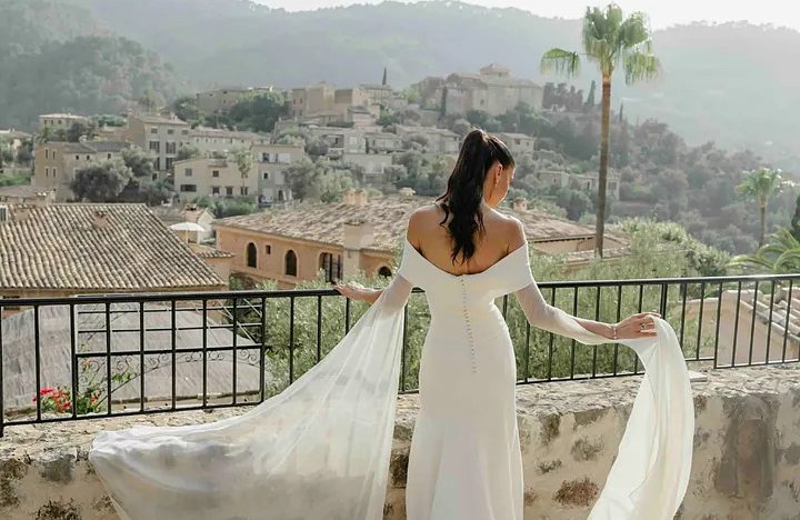 La boda en Mallorca de Eva y Pablo: cuatro días de celebración, el rincón más romántico y un vestido de preboda desmontable que inspirará a las novias indecisas