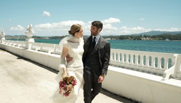 La novia de plisados y pedrería que triunfó con una preciosa boda en la isla de La Toja