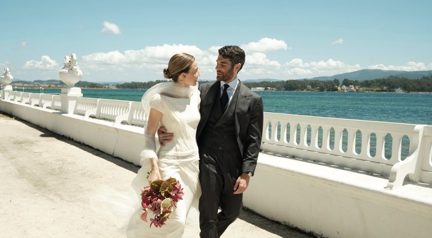 La novia de plisados y pedrería que triunfó con una preciosa boda en la isla de La Toja