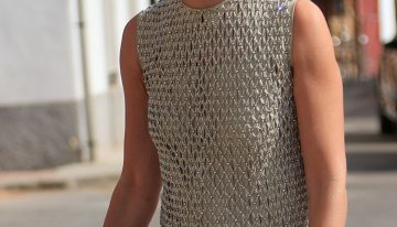 Marta Ortega adelanta en Milán el que será el vestido más tendencia de este otoño: midi, ajustado, de color granate y ya disponible para comprártelo hoy mismo en Zara