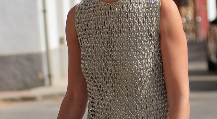 Marta Ortega adelanta en Milán el que será el vestido más tendencia de este otoño: midi, ajustado, de color granate y ya disponible para comprártelo hoy mismo en Zara