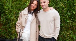 Llámalo trench o gabardina corta, pero combínalo como hace Katie Holmes: con mocasines y camiseta blanca básica para dominar el minimalismo y ser la más elegante este otoño