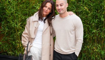 Llámalo trench o gabardina corta, pero combínalo como hace Katie Holmes: con mocasines y camiseta blanca básica para dominar el minimalismo y ser la más elegante este otoño