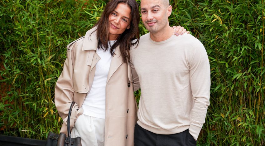 Llámalo trench o gabardina corta, pero combínalo como hace Katie Holmes: con mocasines y camiseta blanca básica para dominar el minimalismo y ser la más elegante este otoño