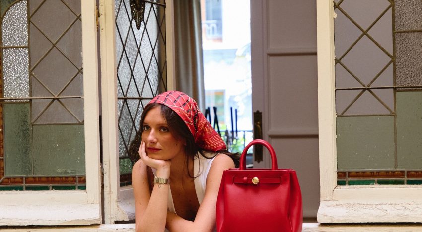 Carlota Medina, fundadora de la marca de bolsos MERELU: «La palabra lujo no me gusta, prefiero hablar de artesanía honesta, de belleza con alma, de piezas que no nacen para impresionar, sino para acompañar»