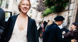 Hay una invitada en París que lleva el look para cenar más elegante y atemporal que todas deberíamos tener en el armario