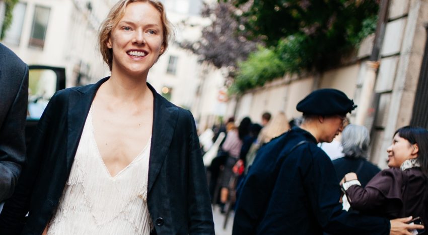 Hay una invitada en París que lleva el look para cenar más elegante y atemporal que todas deberíamos tener en el armario