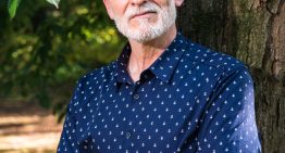 La nueva novela que recomienda nuestra colaboradora experta en libros es 'Casa': hablamos con su autor, Alejandro Palomas