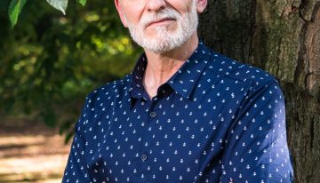 La nueva novela que recomienda nuestra colaboradora experta en libros es 'Casa': hablamos con su autor, Alejandro Palomas