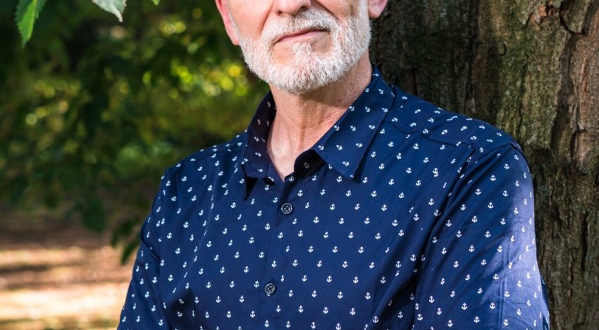 La nueva novela que recomienda nuestra colaboradora experta en libros es 'Casa': hablamos con su autor, Alejandro Palomas