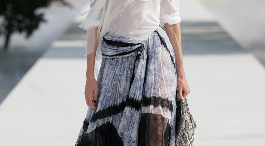 Dior deja muy claro cómo será el nuevo estilo bohemio la próxima primavera, mezclado con detalles románticos y con mucho de exotismo exquisito
