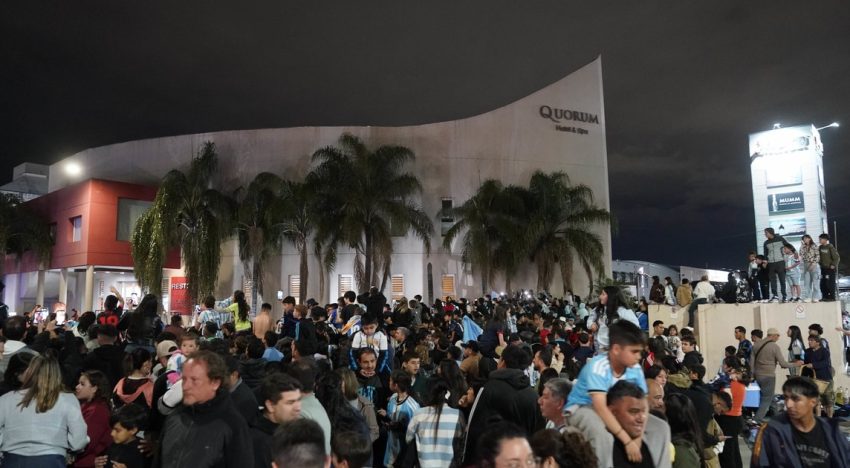 La llegada de la Selección a Córdoba para el amistoso contra Bolivia: el gesto del nuevo capitán Cuti Romero, Dibu Martínez y más jugadores con los hinchas