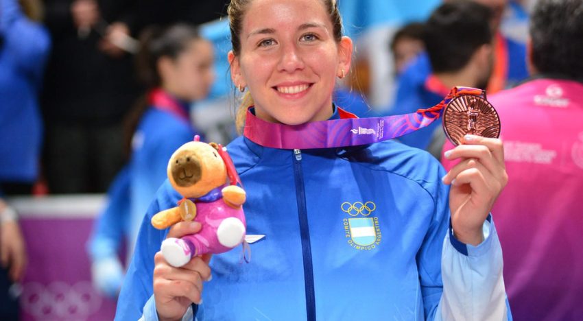 Dejó el hockey a los 17, empezó judo de casualidad y hoy brilla con el bronce suramericano mientras define su tesis universitaria