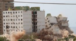 Así fue la implosión en simultáneo de dos edificios destruidos por los terremotos en La Guaira (VIDEO)