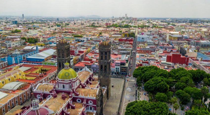 Comercios del centro de Puebla evitan sacar mercancía de Halloween y Navidad de forma anticipada