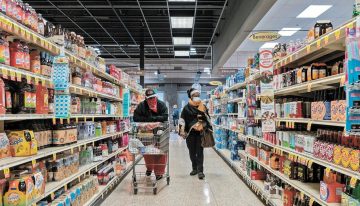 Confianza del consumidor de EU, cerca de mínimo histórico