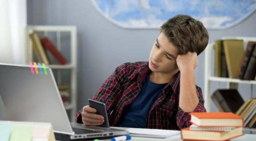 Regular celulares en escuelas implica múltiples factores: Especialistas de la UNAM