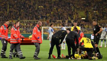 Pánico en la Champions: un jugador del Dortmund se desplomó en pleno partido vs Villarreal y se fue en ambulancia