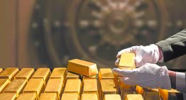 El oro subió por debilidad del dólar y baja del petróleo