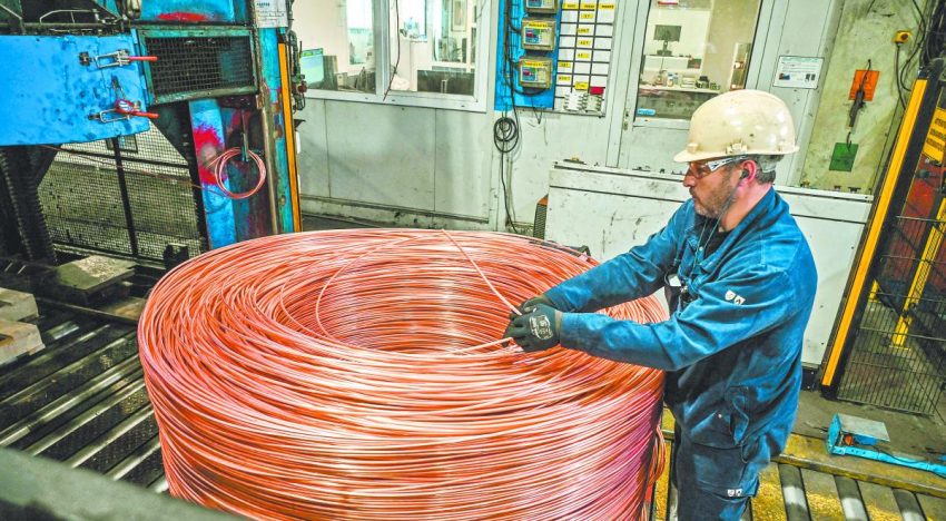 Precios del cobre suben por debilidad del dólar y escasez de oferta en China