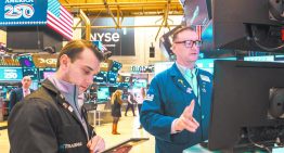 Wall Street cae presionada por el alza del petróleo y rendimientos que superan el 5%